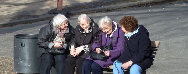 Пажылыя жанчыны сядзяць на лаўцы, архіўнае фота - Sputnik Беларусь
