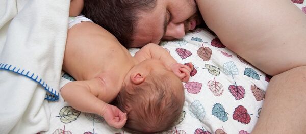 Спящие отец и ребенок - Sputnik Беларусь