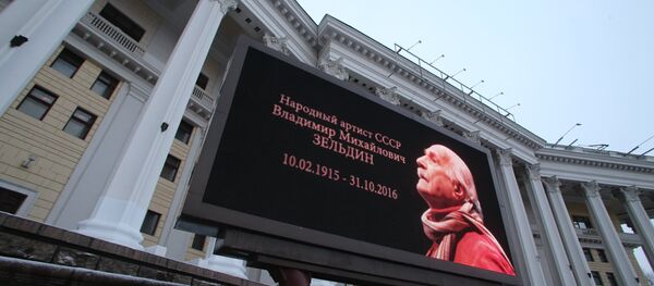 Цветы у театра Советской Армии в память о Владимире Зельдине - Sputnik Беларусь