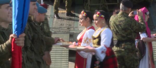 СПУТНИК_Российских и белорусских десантников встретили в Сербии хлебом и солью - Sputnik Беларусь