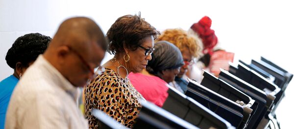 Американцы голосуют досрочно на президентских выборах Американцы голосуют досрочно на президентских выборах - Sputnik Беларусь