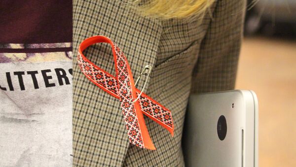 Красная ленточка - символ борьбы с ВИЧ и предрассудками, связанными с ним - Sputnik Беларусь