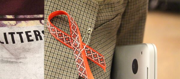 Красная ленточка - символ борьбы с ВИЧ и предрассудками, связанными с ним - Sputnik Беларусь