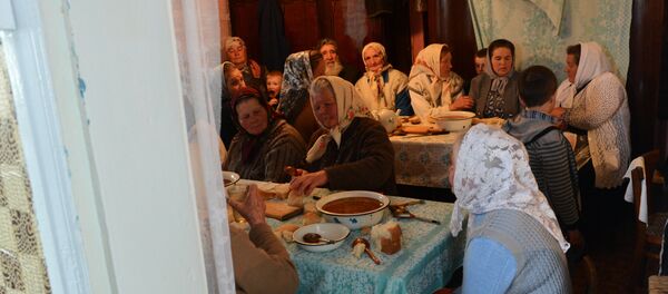 Поминальный стол, архивное фото Поминальный стол, архивное фото - Sputnik Беларусь