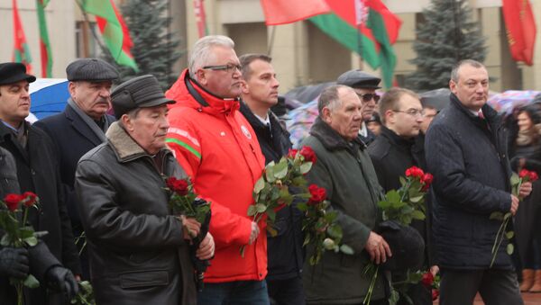 Коммунистическая партия Беларуси возложила цветы к памятнику Ленину - Sputnik Беларусь