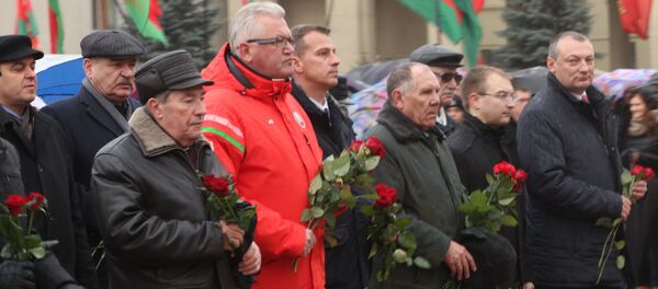 Коммунистическая партия Беларуси возложила цветы к памятнику Ленину - Sputnik Беларусь