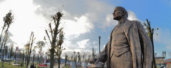 Памятник Ленину вернули в сквер перед заводской проходной по просьбам ветеранов-тракторостроителей - Sputnik Беларусь