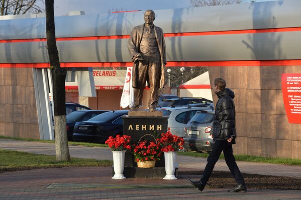 Бронзовый Владимир Ильич разместился в сквере в честь 70- летия МТЗ - Sputnik Беларусь
