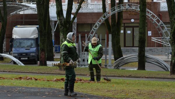 Идет уборка территории возле мечети - Sputnik Беларусь