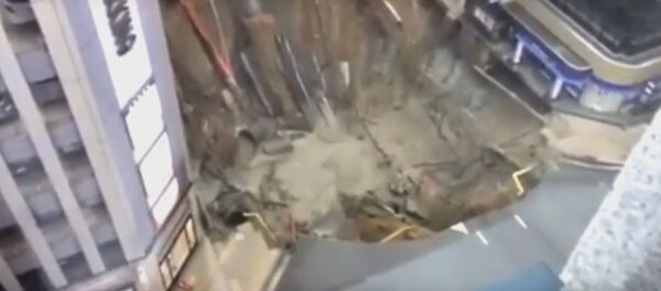 Очевидцы сняли, как образовался гигантский пролом в японской Фукуоке - Sputnik Беларусь