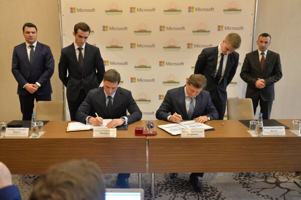 И окончательная подпись под меморандумом о сотрудничестве между Министерством образования Беларуси и представительством компании Microsoft - Sputnik Беларусь