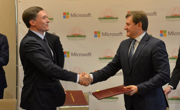 Официальное рукопожатие завершило церемонию подписания меморандума о сотрудничестве между Министерством образования Беларуси и представительством компании Microsoft - Sputnik Беларусь