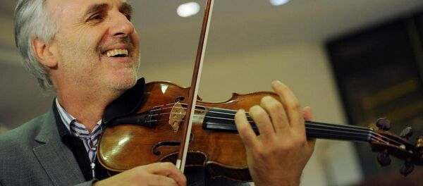 Австрийский скрипач Райнер Хонек со скрипкой Chaconne Антонио Страдивари Австрийский скрипач Райнер Хонек со скрипкой Chaconne Антонио Страдивари - Sputnik Беларусь