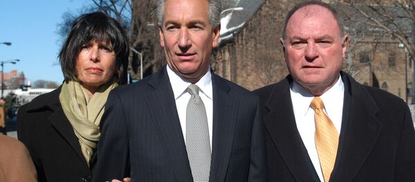 Чарльз Кушнер (в центре) с супругой Серил и адвокатом после суда, который приговорил его к 2 годам и штрафу в 40 тыс долларов за финансовые нарушения и месть своей сестре, которая свидетельствовала против него - Sputnik Беларусь