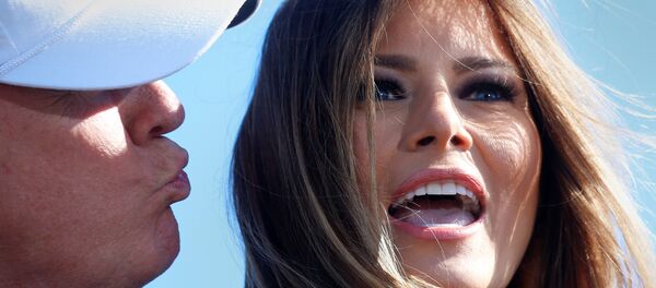 Дональд Трамп целует супругу Дональд Трамп целует супругу - Sputnik Беларусь