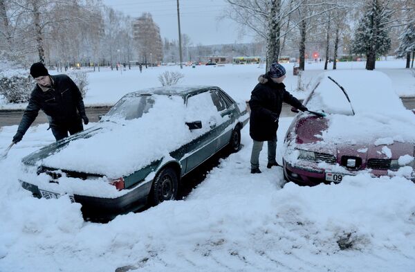 Минчане встали пораньше, чтоб почистить свои машины - Sputnik Беларусь