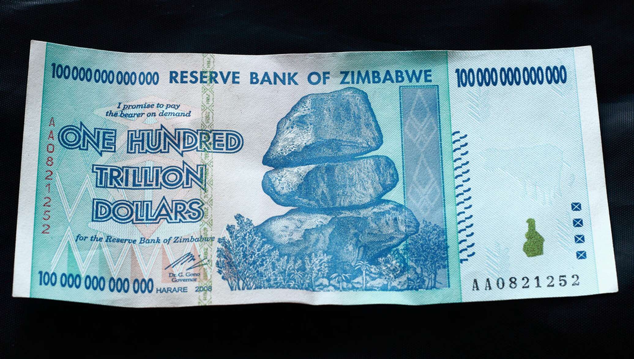1 млрд зимбабвийских долларов. Банкнота 100 триллионов долларов Зимбабве. Банкноты Зимбабве 100 триллионов. Зимбабве купюра 100 триллионов. 100 000 000 000 000 Долларов Зимбабве.