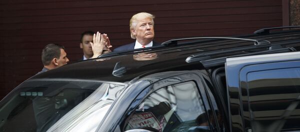 Скоро Трамп сменит обычный автомобиль на президентский лимузин - Sputnik Беларусь