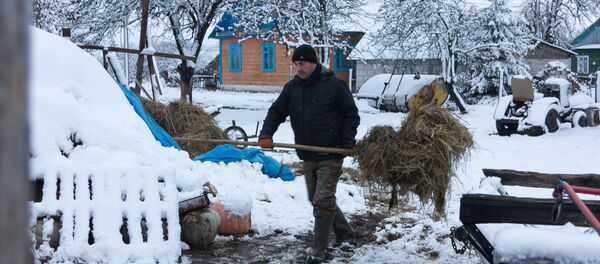 Экрэм прызнаецца, што заўсёды хацеў жыць у ціхім і спакойным месцы і вясковая праца яго не палохае Экрэм прызнаецца, што заўсёды хацеў жыць у ціхім і спакойным месцы і вясковая праца яго не палохае - Sputnik Беларусь