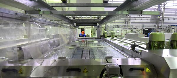 Участок немецкой линии, на которой производят новое стекло - Sputnik Беларусь