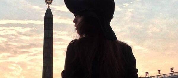 Девушка на фоне обелиска Победы - Sputnik Беларусь