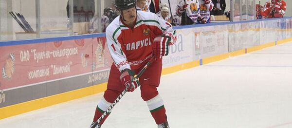 Александр Лукашенко принял участие в хоккейном матче открытия десятых республиканских соревнований по хоккею с шайбой среди любительских команд на призы Президентского спортивного клуба - Sputnik Беларусь