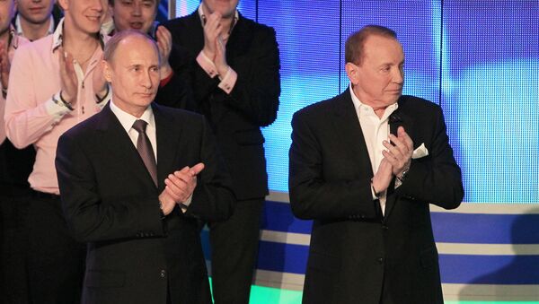 Президент РФ Владимир Путин и бессменный ведущий КВН Александр Масляков - Sputnik Беларусь