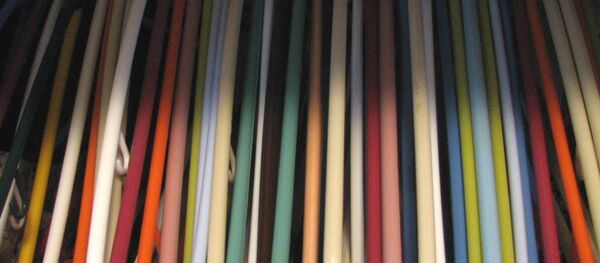 Пустые вешалки, архивное фото Пустые вешалки, архивное фото - Sputnik Беларусь