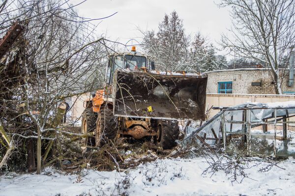 Бульдозеры приехали сносить дачные бараки утром, их хозяева тоже были на месте - Sputnik Беларусь