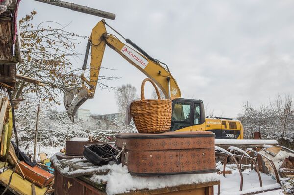 Вещи, которые не успели увезти, отправились на свалку - Sputnik Беларусь