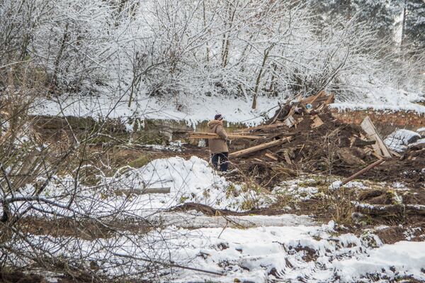 Дачники до последнего забирали все ценное – доски, трубы, металлические сетки - Sputnik Беларусь