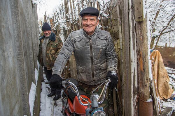 По узким улочкам нелегального данного поселка можно проехать только на мопеде или велосипеде. А машин у большинства пенсионеров нет - Sputnik Беларусь