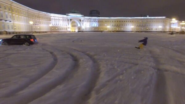 Экстремал на сноуборде проехал по заснеженной Дворцовой площади в Петербурге - Sputnik Беларусь
