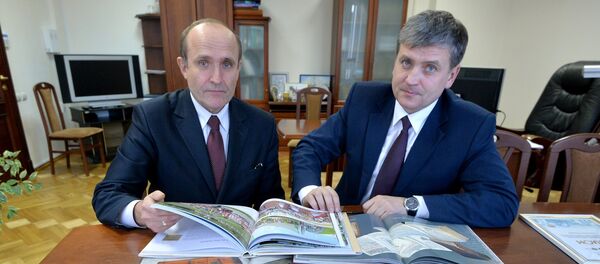 Директор издательства Белорусская Энциклопедия им.  П. Бровки Владимир Андриевич (слева) и первый заместитель министра информации Игорь Луцкий - Sputnik Беларусь