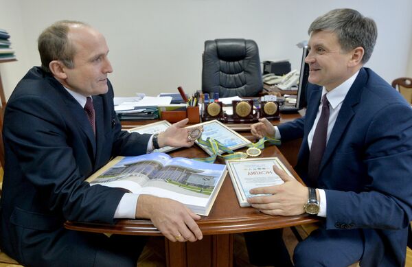 Директор издательства Белорусская Энциклопедия им. П. Бровки Владимир Андриевич (слева) и первый заместитель министра информации  Беларуси Игорь Луцкий - Sputnik Беларусь