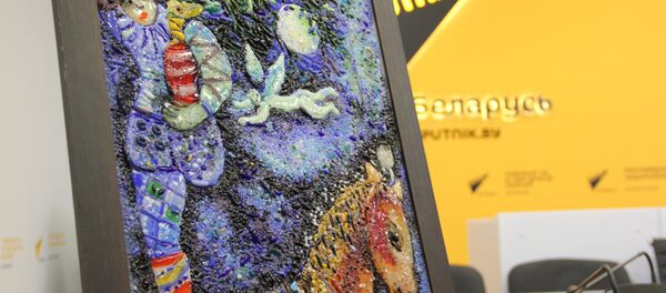 Выстава карцін са шкла паводле матываў твораў Марка Шагала Выстава карцін са шкла паводле матываў твораў Марка Шагала - Sputnik Беларусь