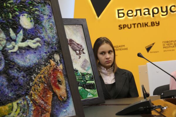 Выставка картин из стекла по мотивам произведений Марка Шагала Любовь – это полет откроется в Национальном историческом музее - Sputnik Беларусь