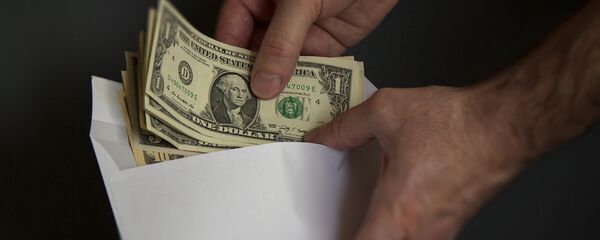 Доллары в конверте, архивное фото Доллары в конверте, архивное фото - Sputnik Беларусь