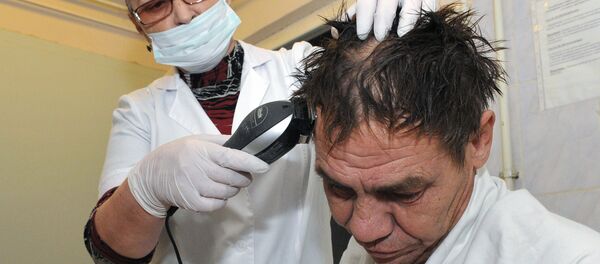 Социальный работник стрижет бомжа - Sputnik Беларусь