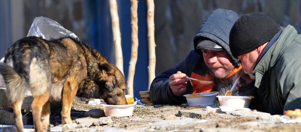 Бомжи едят горячий обед, который раздают волонтеры - Sputnik Беларусь