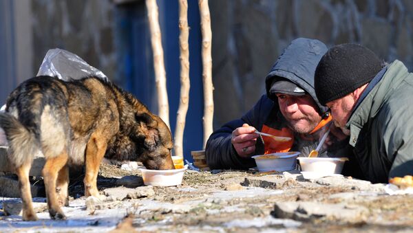 Бомжи едят горячий обед, который раздают волонтеры - Sputnik Беларусь