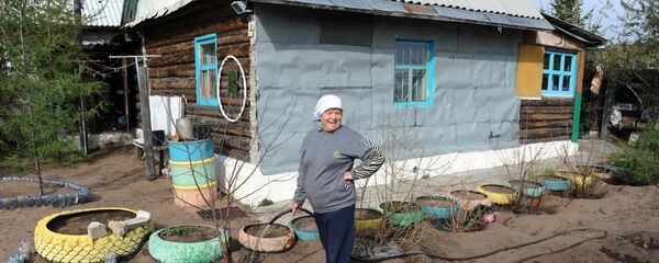 Женщина-дачница возле своего дома - Sputnik Беларусь