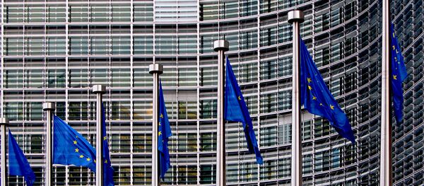 Флаги возле штаб-квартиры ЕС - Sputnik Беларусь