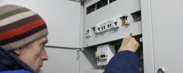 Электрик ЖЭСа отключает свет - Sputnik Беларусь