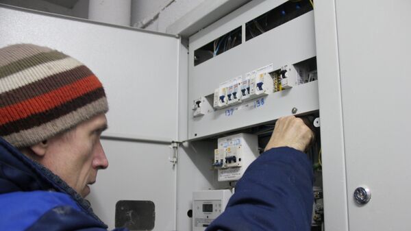 Электрик ЖЭСа отключает свет - Sputnik Беларусь