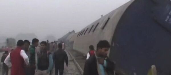 Пассажирский поезд сошел с рельсов в Индии: кадры с места ЧП - Sputnik Беларусь