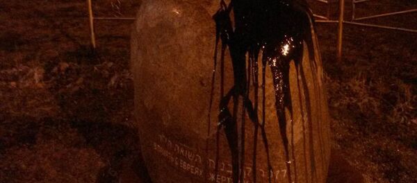 Облитый краской памятник Облитый краской памятник - Sputnik Беларусь