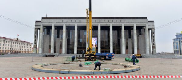 Монтаж Новогодней ели на Октябрьской площади - Sputnik Беларусь