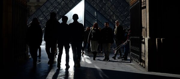 Прохожие у стеклянной пирамиды Лувра - Sputnik Беларусь