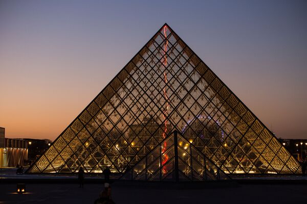 Стеклянная пирамида Лувра во дворе Наполеона - Sputnik Беларусь